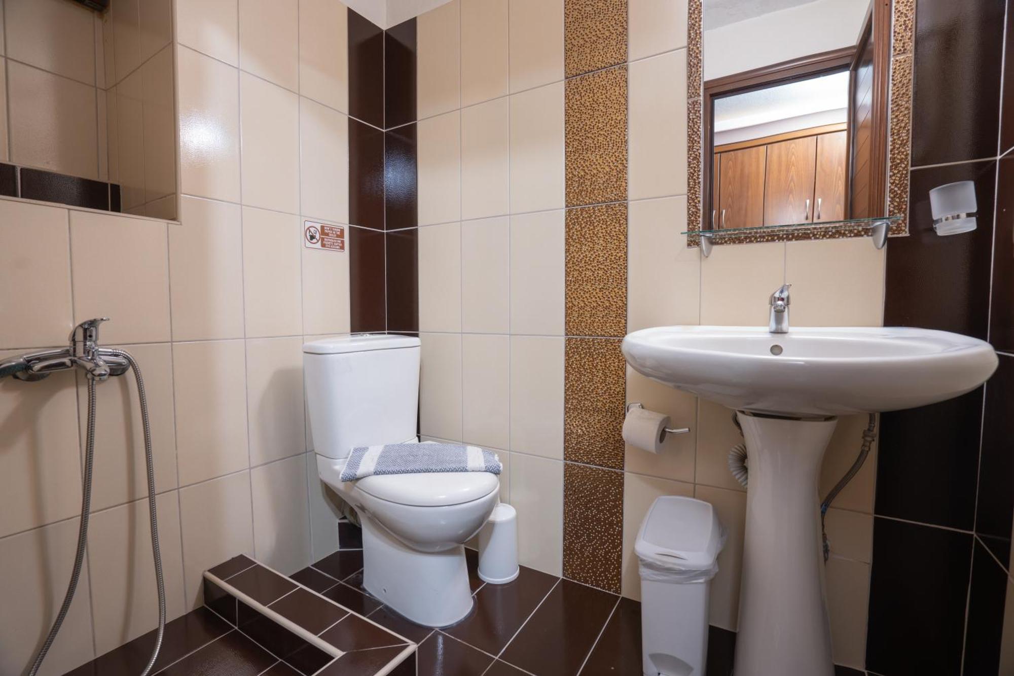 Kallinikos Guesthouse Káto Loutrákion Esterno foto