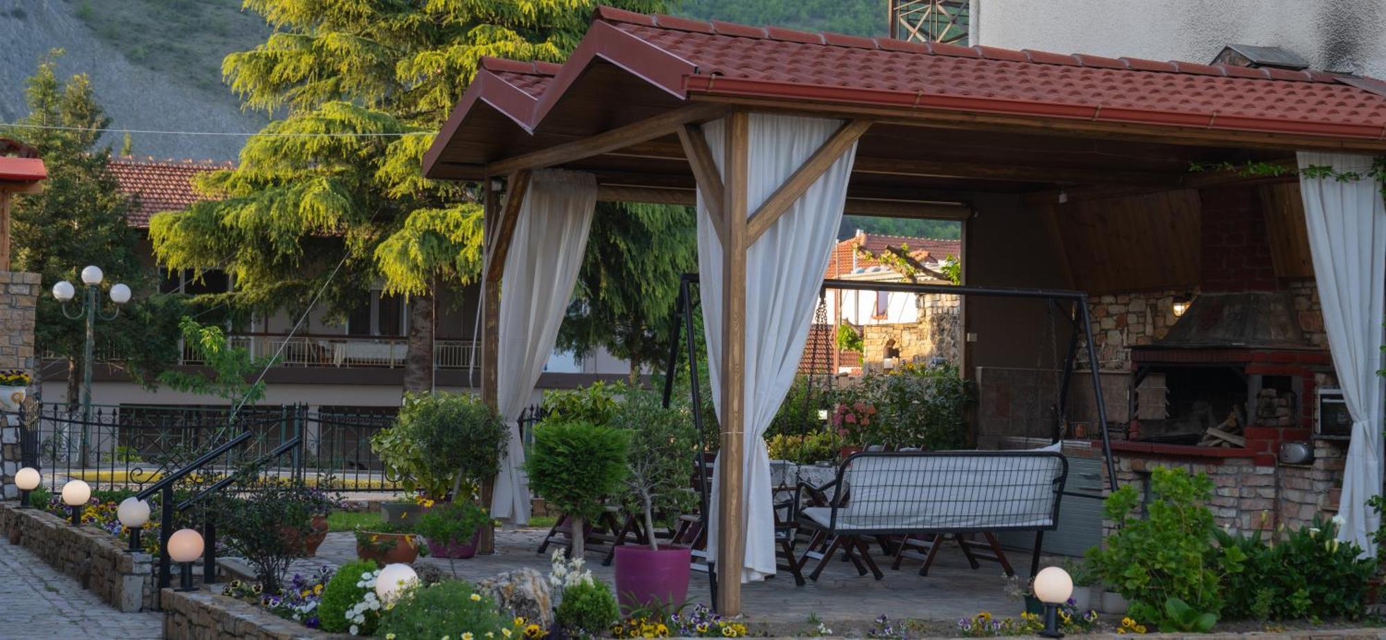 Kallinikos Guesthouse Káto Loutrákion Esterno foto