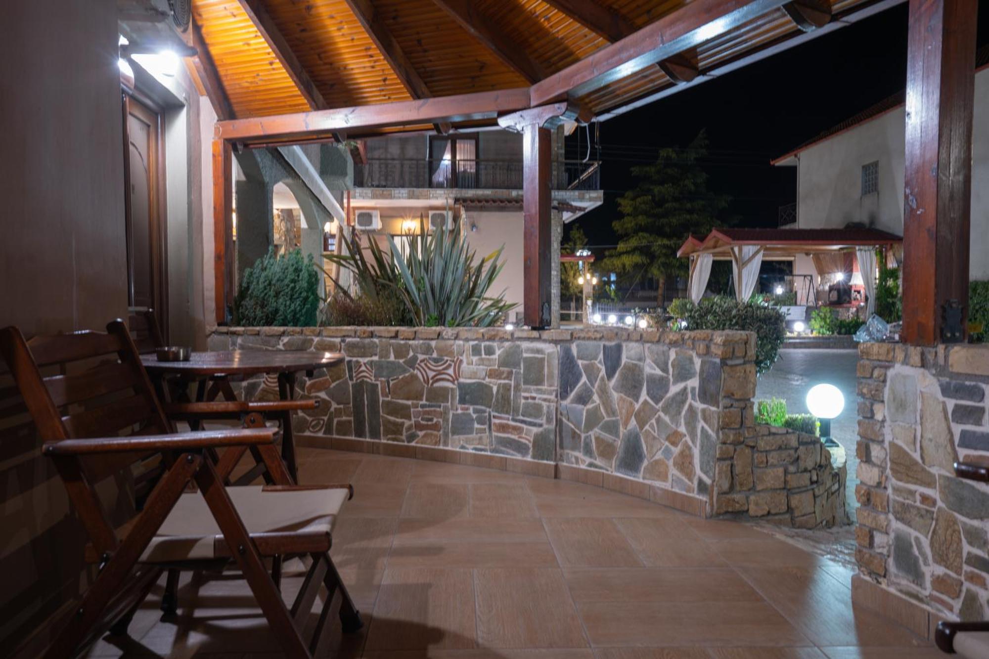 Kallinikos Guesthouse Káto Loutrákion Esterno foto