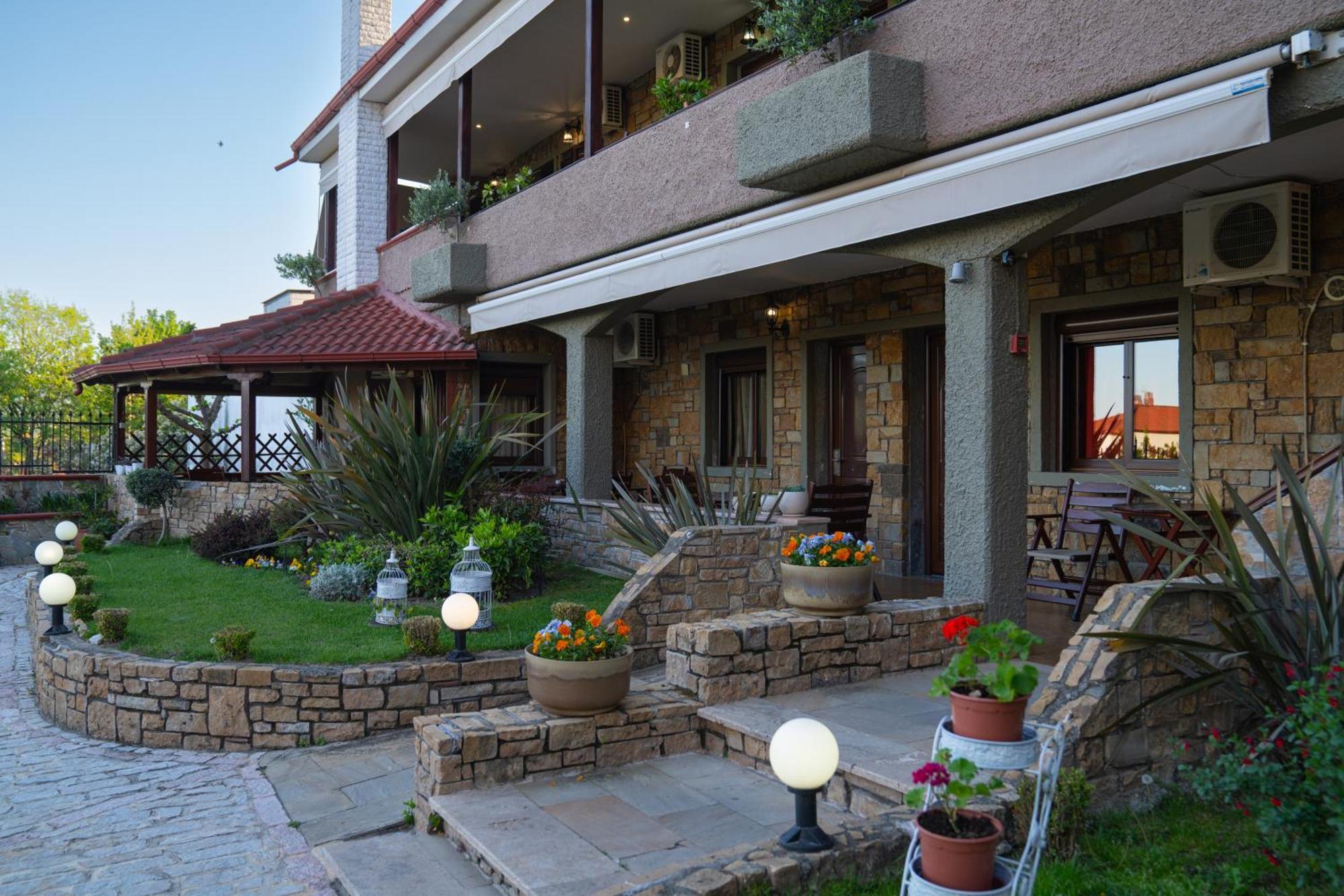 Kallinikos Guesthouse Káto Loutrákion Esterno foto