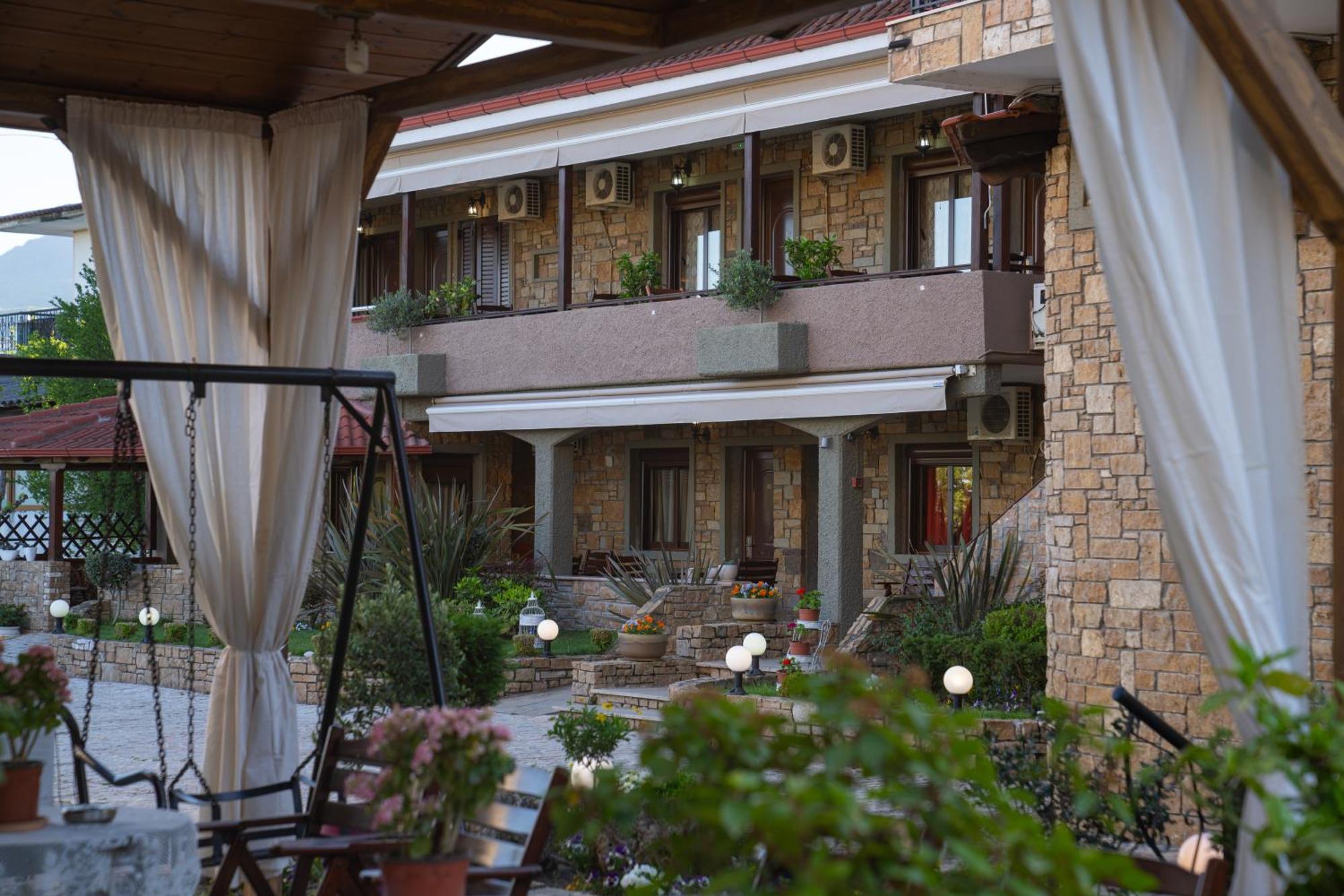 Kallinikos Guesthouse Káto Loutrákion Esterno foto