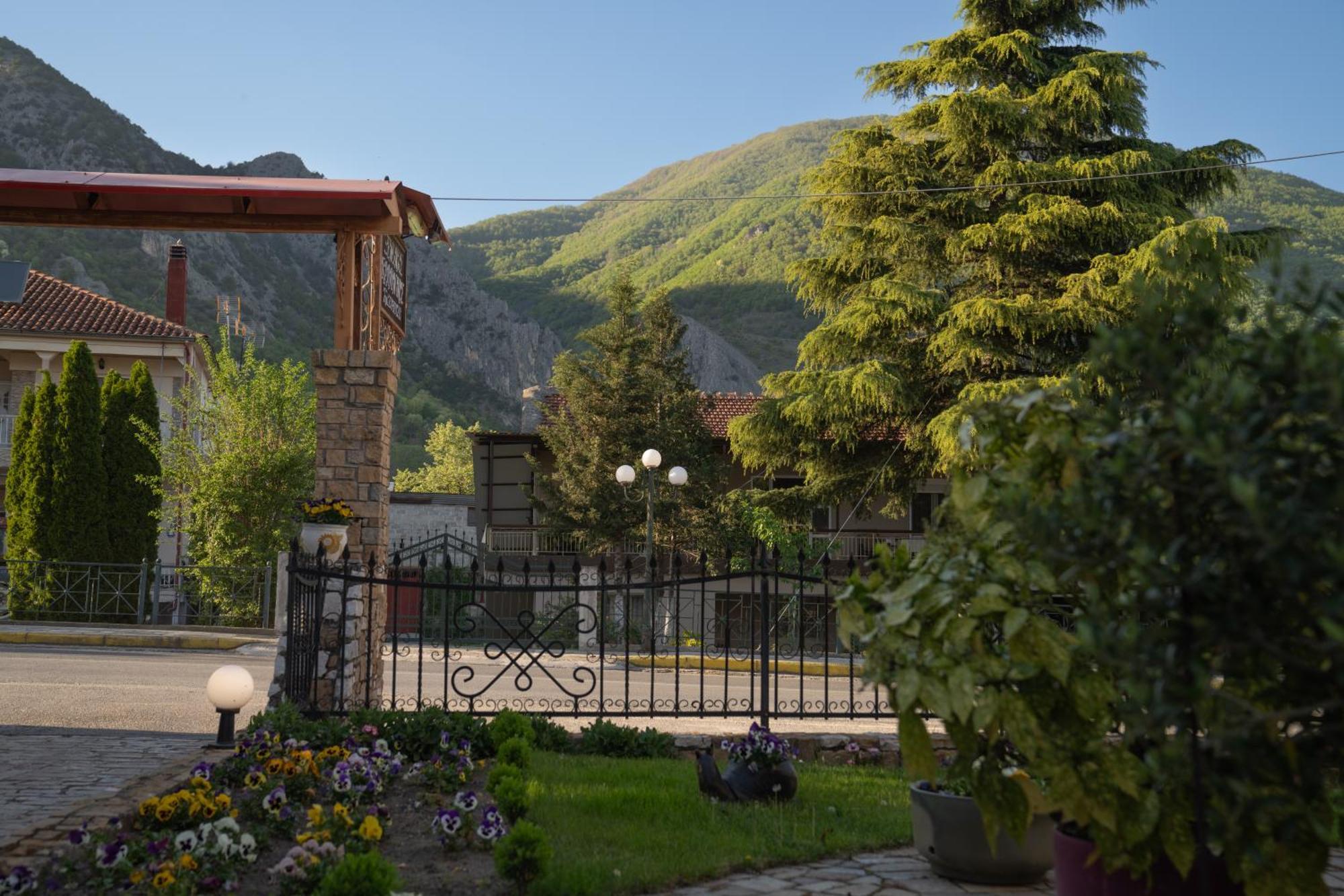 Kallinikos Guesthouse Káto Loutrákion Esterno foto