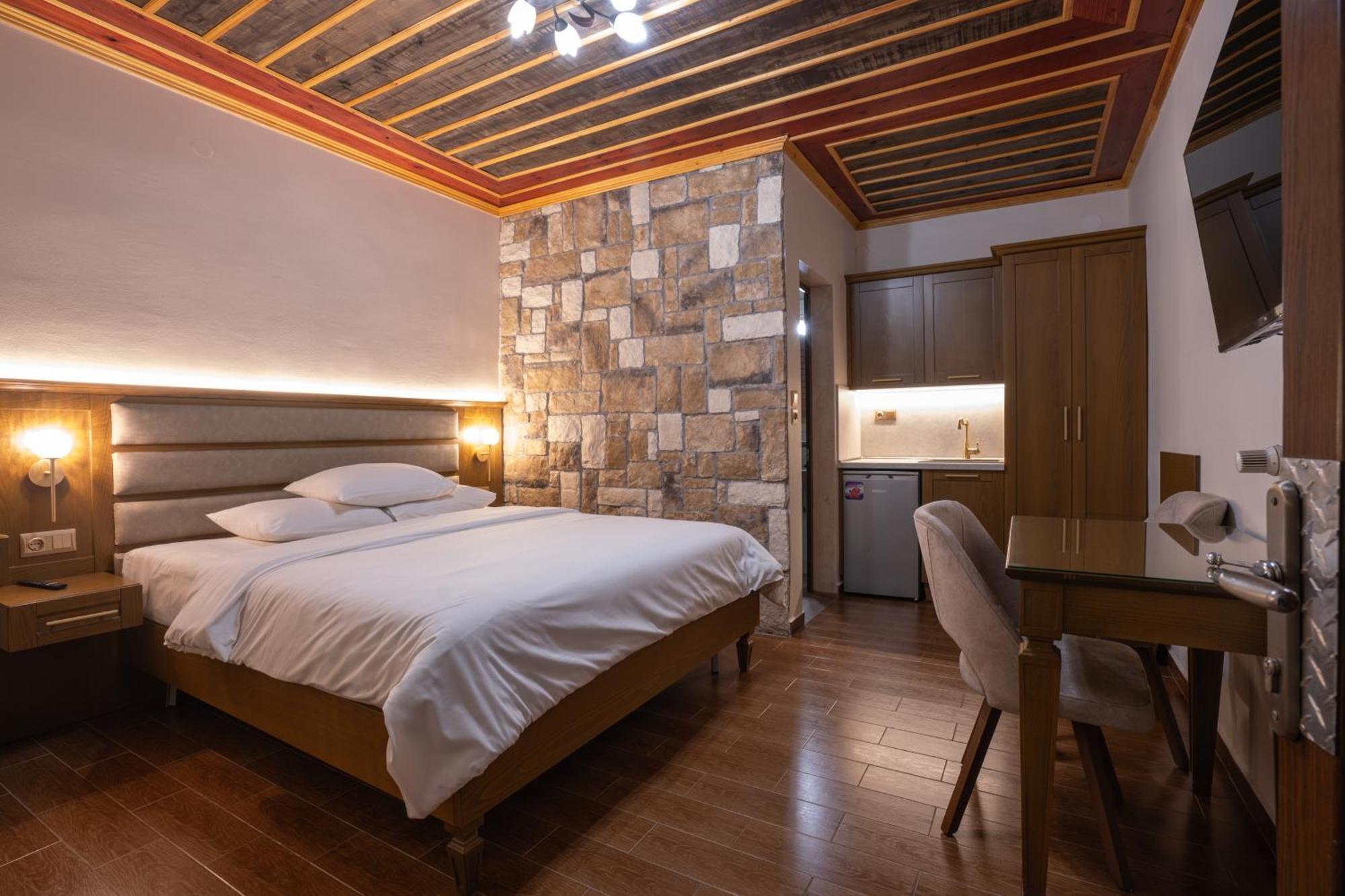 Kallinikos Guesthouse Káto Loutrákion Esterno foto