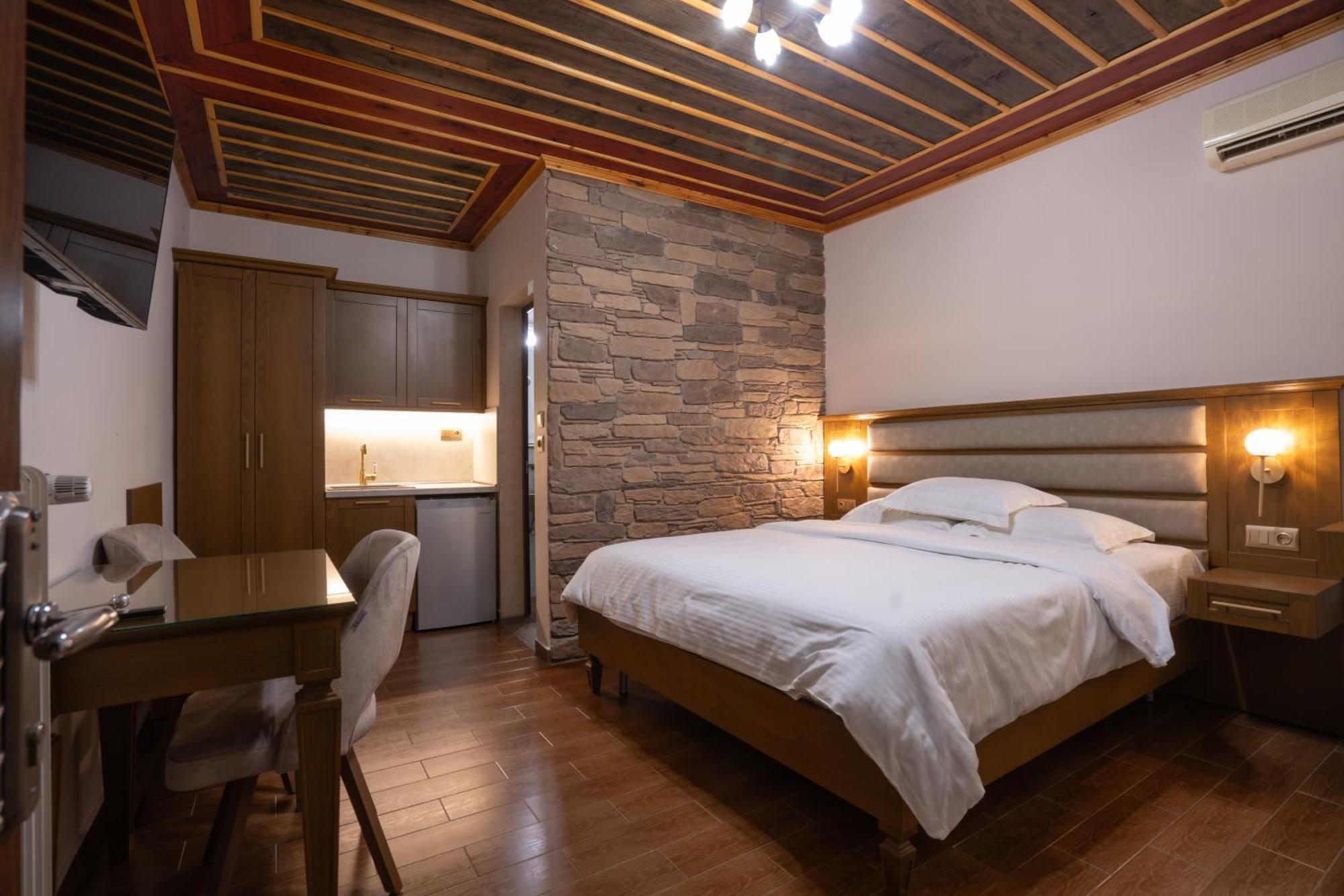 Kallinikos Guesthouse Káto Loutrákion Esterno foto
