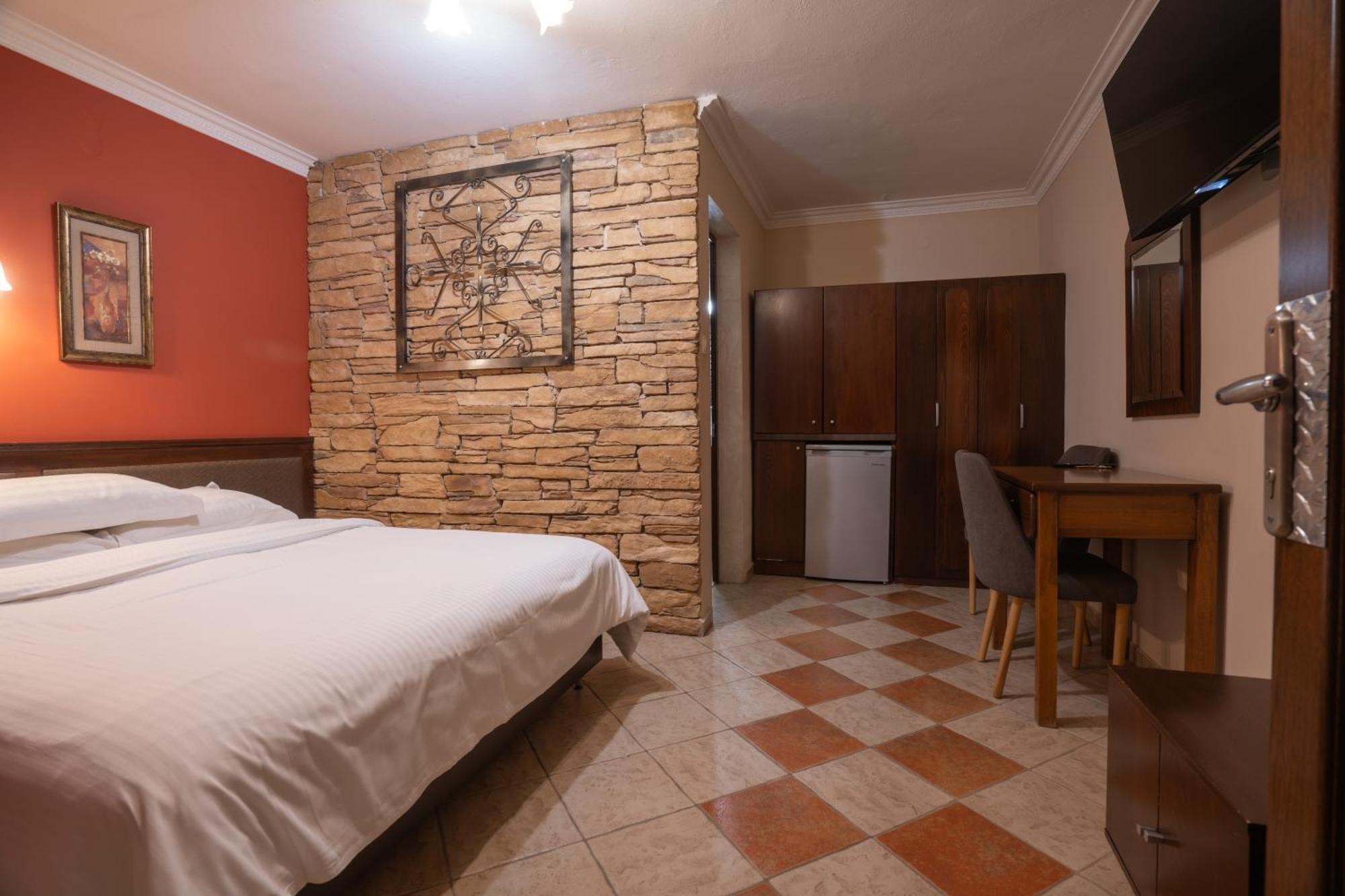 Kallinikos Guesthouse Káto Loutrákion Esterno foto