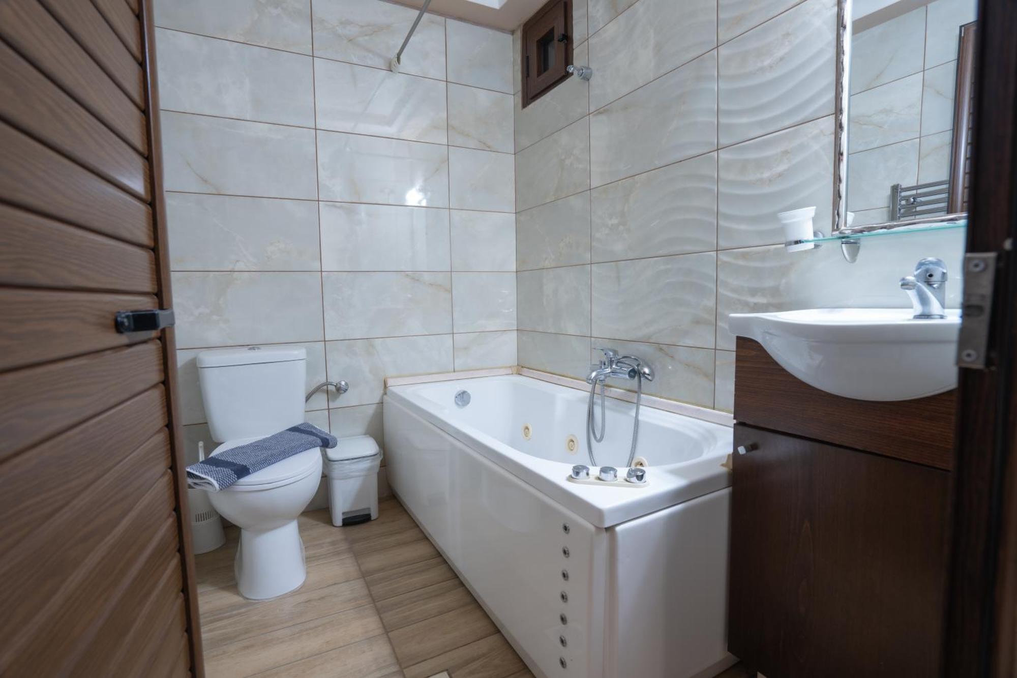 Kallinikos Guesthouse Káto Loutrákion Esterno foto