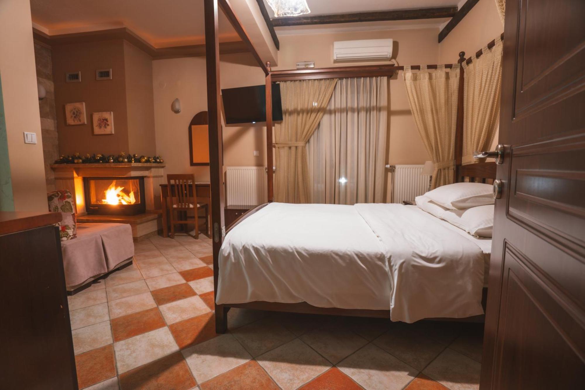 Kallinikos Guesthouse Káto Loutrákion Esterno foto