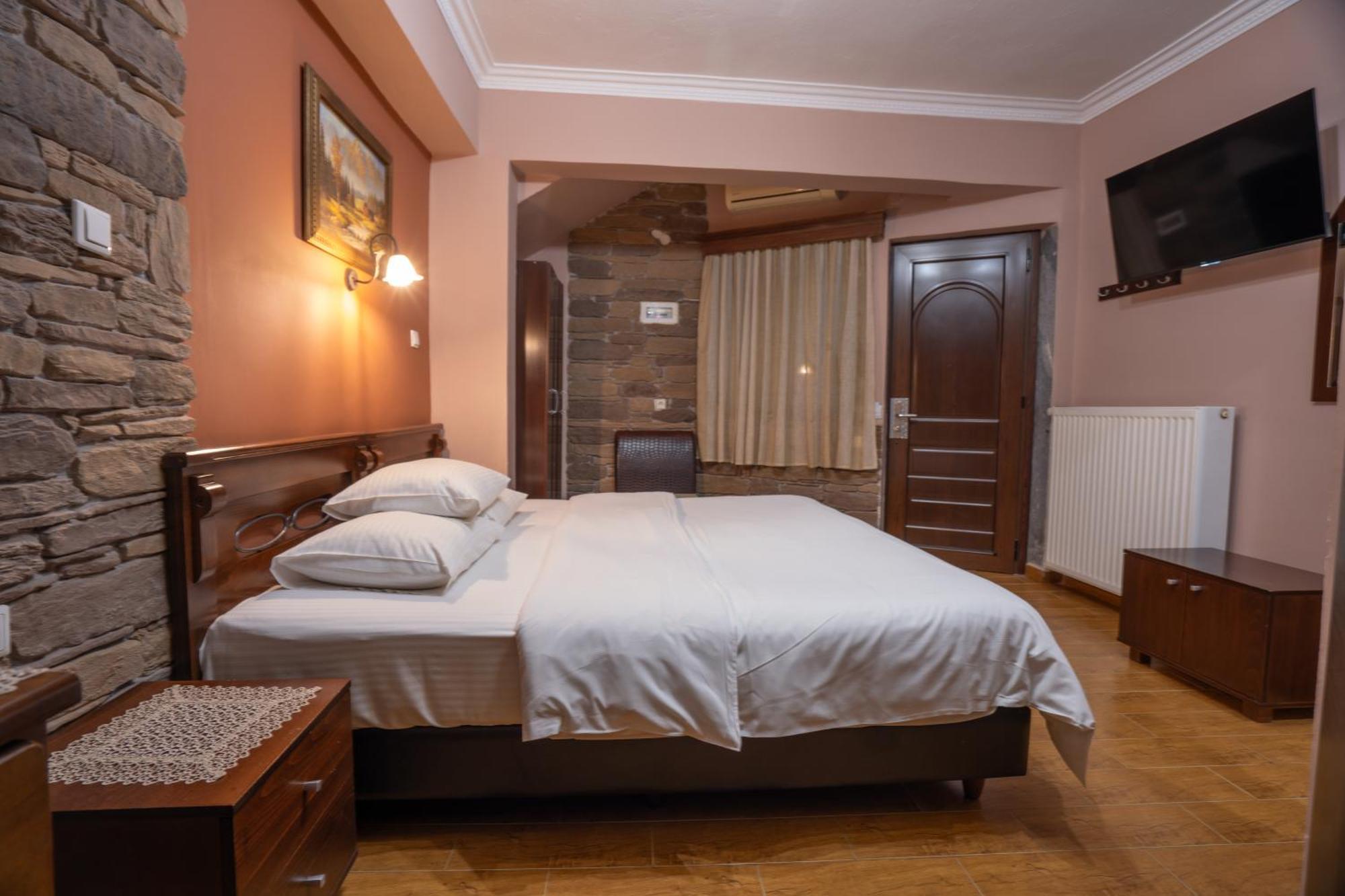 Kallinikos Guesthouse Káto Loutrákion Esterno foto